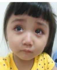 小女孩流泪