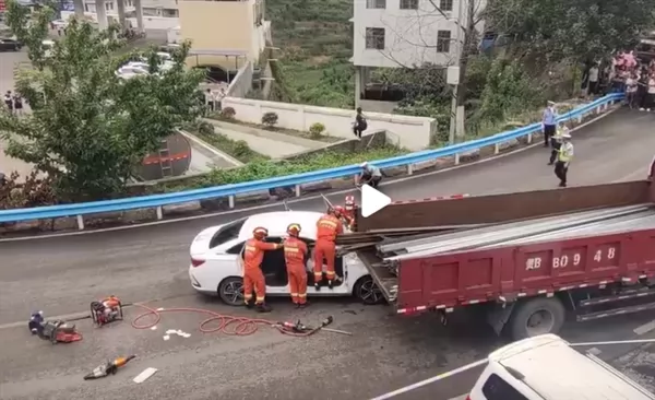 网约车撞货车5根钢筋插入乘客身体：中国消防官方提醒驾驶安全