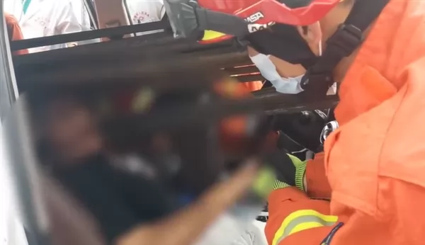 网约车撞货车5根钢筋插入乘客身体：中国消防官方提醒驾驶安全