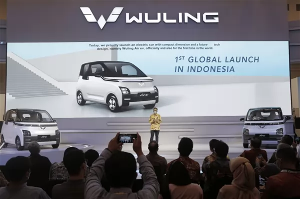 五菱全新微型电动车Air ev印尼开卖：起售价约11万人民币