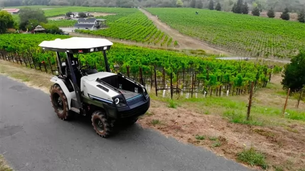 富士康开造纯电自动驾驶拖拉机：1人可远程操控8台