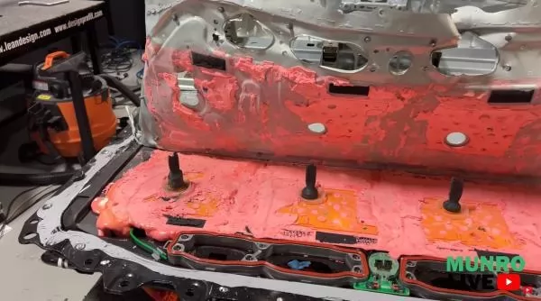 美国专业团队拆解特斯拉4680电池包后 发现可维修性为零